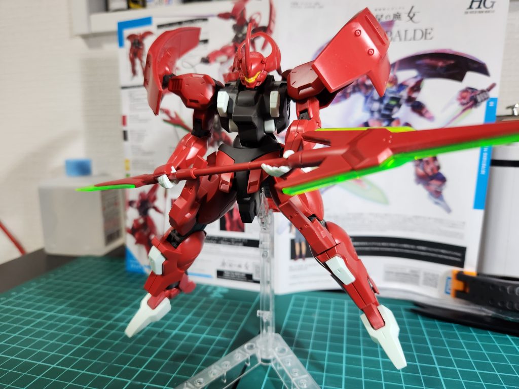 パチ組み状態です。肩の「アンビカー」がドデカいせいか、かなりボリュームのある印象をもっていましたが、本体は割とシュッとしていて、少し驚きました。この機体も、すごくかっこいいですよね。あと、左手だけですが、平手があるのは地味に嬉しいです。