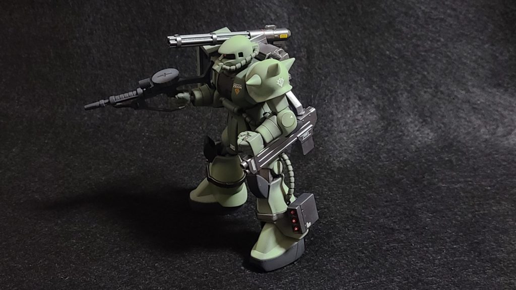 連邦軍はMSの実戦投入を開始した。当初その堅牢な装甲から倒すのは困難かと思われたが、攻撃ポイントを絞り火力を集中する事で対抗する事は可能であった。しかし火力を上げる事で少なからず機動性を犠牲にしている本機では単独で対抗するのが難しいのもまた事実であった。