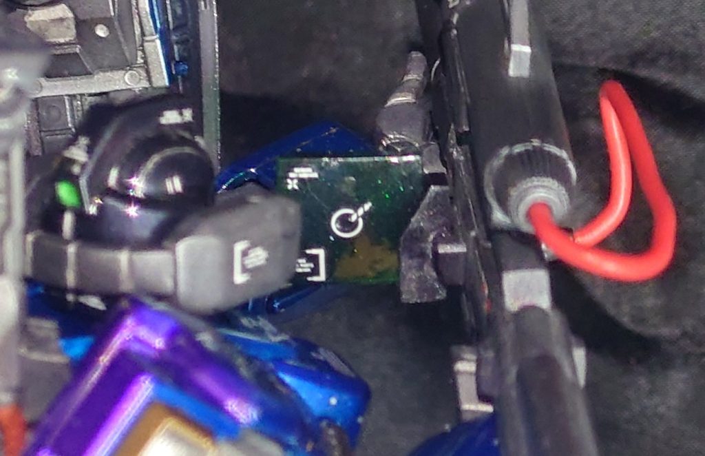 「照準モニターがありまして、シールドで相手から顔を隠していても狙うことが出来ます。」