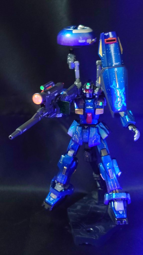 「まぁ低反動仕様なので片手撃ちでも大丈夫なんですけどね(笑)」「この世界線のメカニックはこんな奴ばかりなのかっ!?」ハイ、というワケで前回からの予告通り「自分専用ジム」でございます。ガンダムからジムが開発されたように、ガンダムMkⅡから開発された「ジムMkⅡ」という妄想機体です。系譜としてはジムクゥエルに近くなるので「似て非なるもの」になるようにしたつもりです(^_^;)以前投稿した自分専用ジムの時にW@KAさんから頂いた「宇宙迷彩」という言葉がブッ刺さってまして、今回自分の技量の範囲で出来るだけ表現してみました。そしてサムネ画像はご存知「tamama立ち」を丸パクリ(堂々宣言)!!いつも皆様の作品、いいね、コメントに励まされ、参考にさせてもらい、楽しませてもらい、感謝感謝であります。そして今回も最後までご覧いただき、ありがとうございましたm(_ _)m