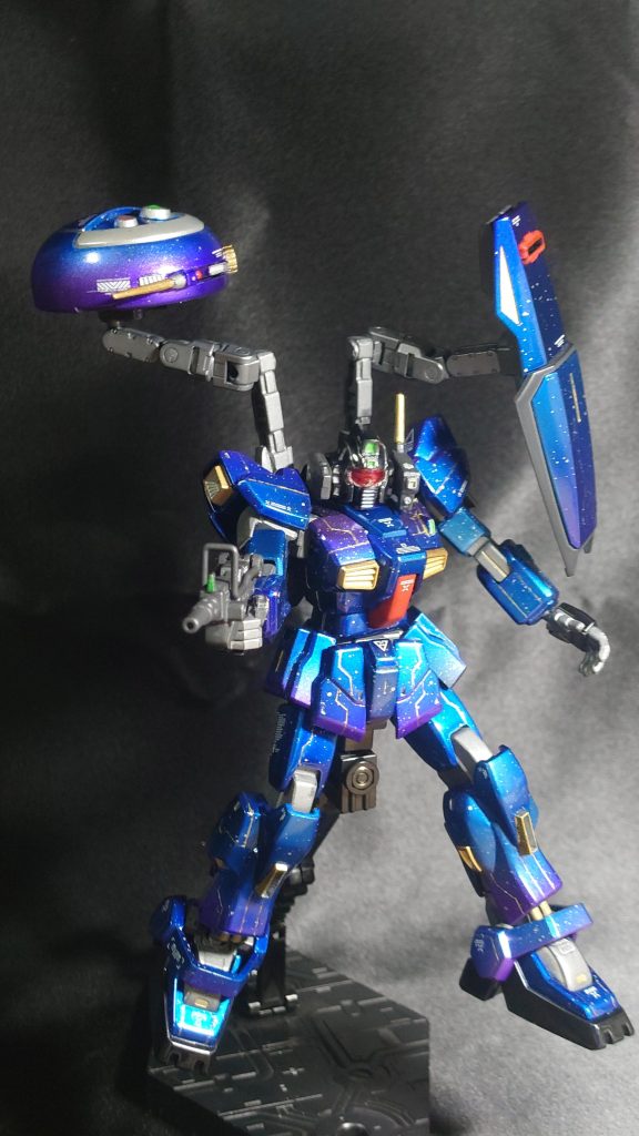 「いや、改修って跡形もないんだけど?」「何言ってるんですか、改修といえば『新規造形』が最近のトレンドですよ(笑)」「ジムじゃないよね、これ?」「ハイ、ガンダムMkⅡって機体数少ないくせに長く使われてたから、メーカーに部品があり余ってまして。でもガンダムには乗りたくないって言うからこうしてジムに仕上げたワケです。」