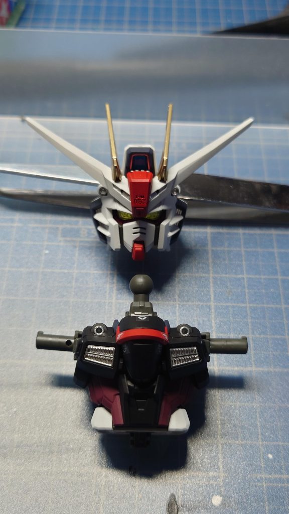 黒も原色とスレートブラックで濃淡を付けると、引き締まった印象になります。サーフェイサーはメカサフを愛用しています。薄めに希釈しても隠蔽力が高いので使いやすいです。
