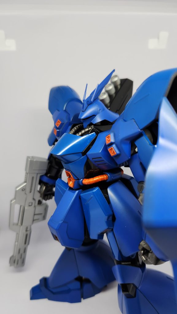 お盆休みに何か作ろうと思い、サザビーを買いました。前のシナンジュから思いつき、ランバ・ラルカラーにしてみました。