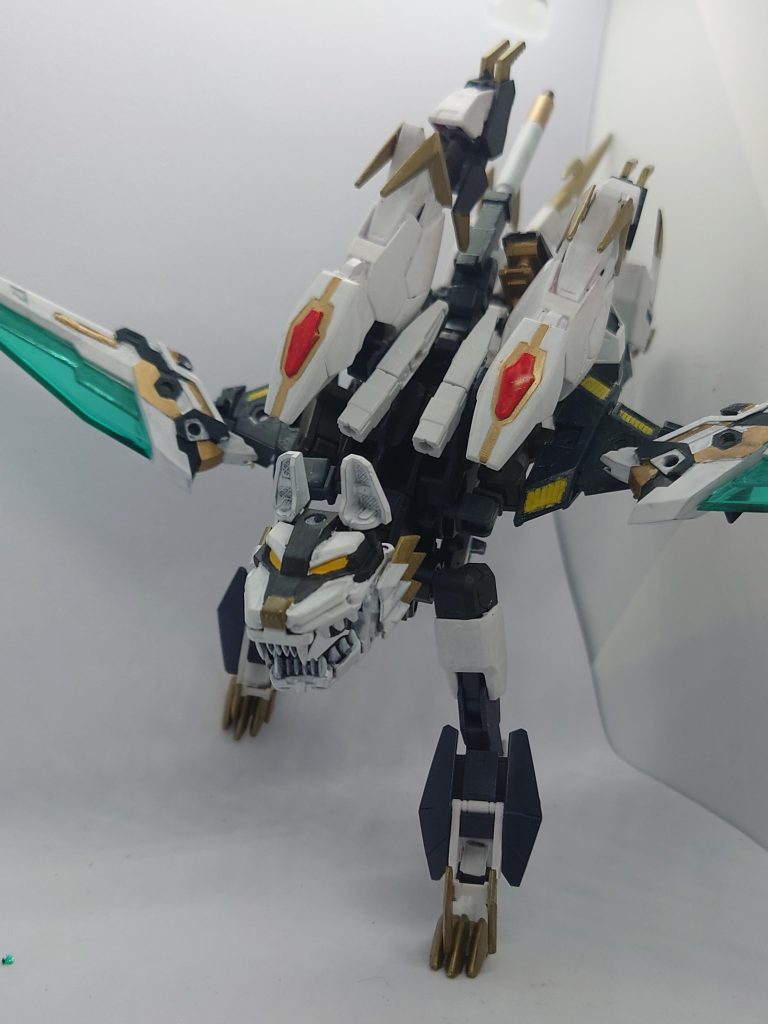 武装1:双翼剣(ウイングブレード)展開することですれ違い様に敵を斬り裂く大剣。武器としての他、短時間滑空する為の補助翼としても使える。