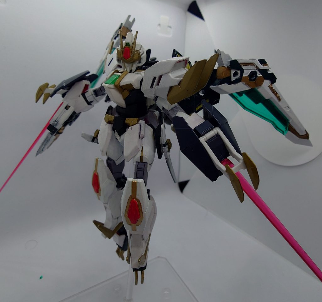 武装2:閃光甲剣(ビームサーベル)鉄鋼のシールドに内蔵されたビームサーベル。武器を保持した状態でも使用可能。