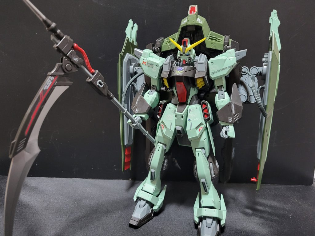 1/100ということもあってボリューム満点です。バックパックが重いので自立は無理に近いですが、本体とのバランスは武器のニーズヘグ共々取れているので素晴らしいキットです。