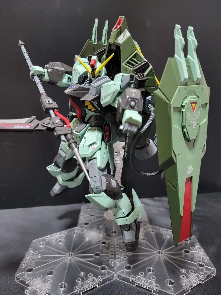 フルメカニクスの細かい所もこだわってる点として、両腕の機関砲の銃身が見えてるのがいいですね。