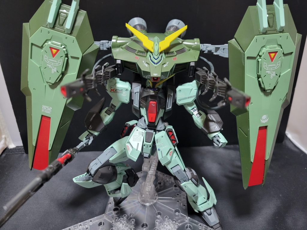 フォビドゥンと言えばこの高速強襲形態ですね。エクツァーンの磁場発生装置が展開出来て、フレズベルグの曲がるビームを撃つシーンも再現出来るのは嬉しいです。