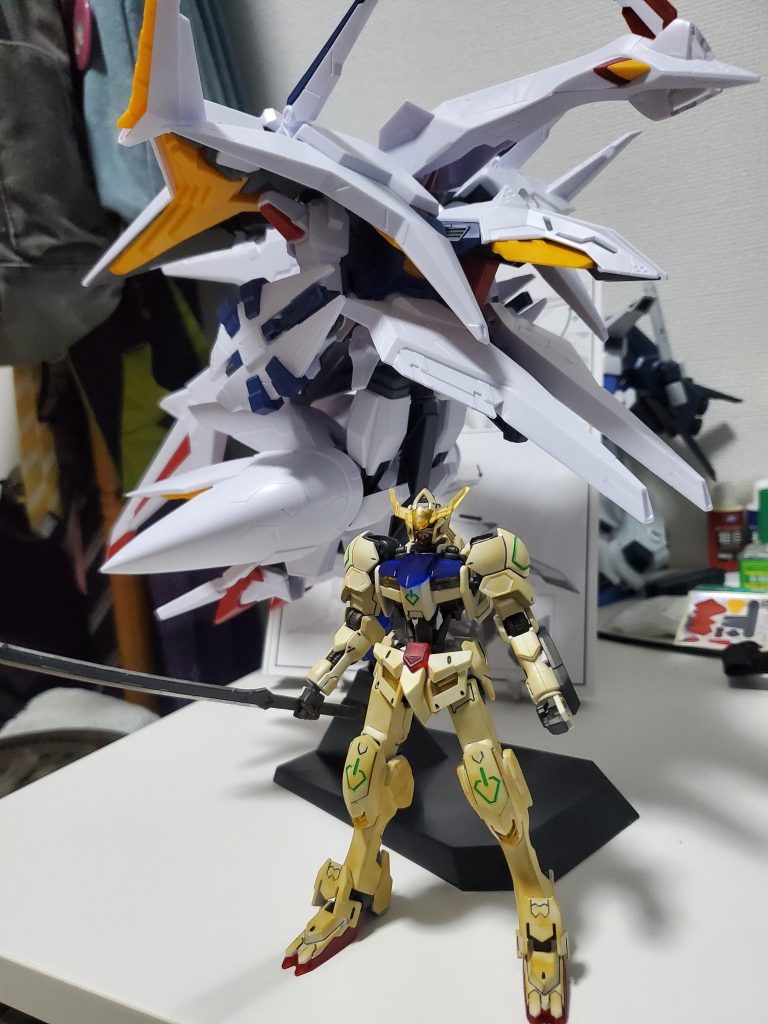 MSの巨大化が進んだ時代の機体なので他作品のHGが背中に載せられそうなくらい大きい