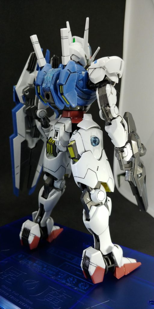 バックパックとビットの一部が半光沢😭トップコートが途中で無くなるだろうなと思い、予備にもう一缶準備してましたらそれが半光沢💦乾いた後、変だと思い見たら半光沢あっ、ビームサーベルも💧救いは、本体はちゃんと光沢で綺麗になった事か