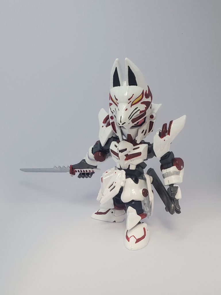 仮面を上げると、奇襲から通常戦闘に移行します。刀による斬撃がメインになりますが、狐火を刀に纏わせて燃える斬撃を繰り出します。