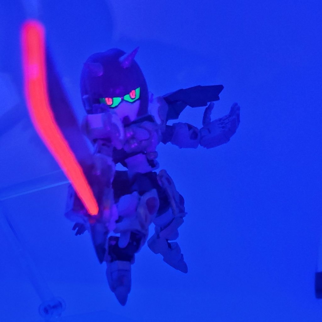 刀身もブラックライトで光ります。