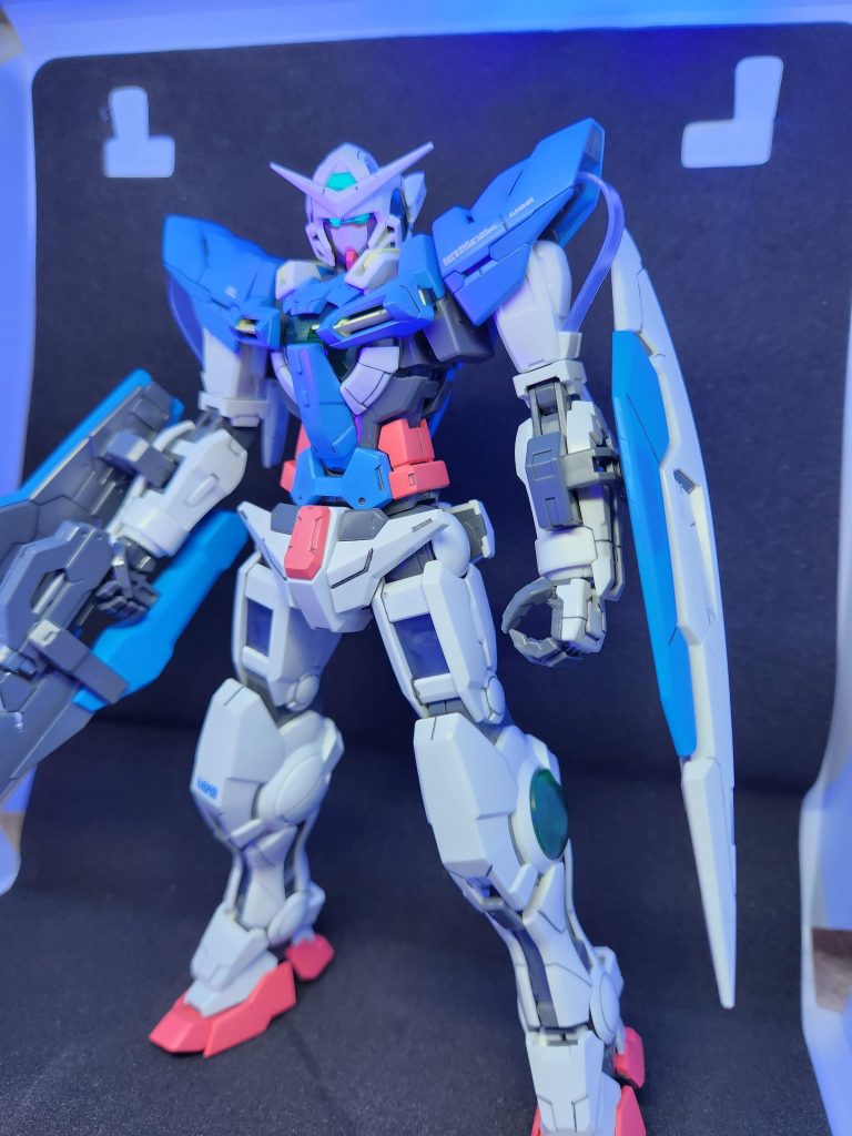 今回はあまり手を加えずディテールの彫り直しと青赤黄色のパーツのみ塗装で仕上げました！ツインアイとセンサーは蛍光塗料でUVライトでひからせています！