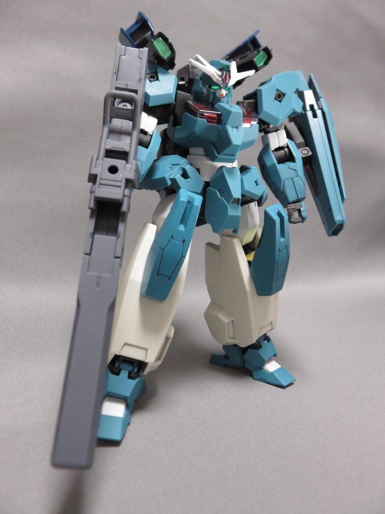 右手に大口径バズーカ、左腕にシールド、両肩にキャノンと山盛りの装備をコンパクトに配置本体は脚部をセラヴィーのパーツに換装以前に作った シェヘラザード・ヴァーチェ で余ったパーツですね