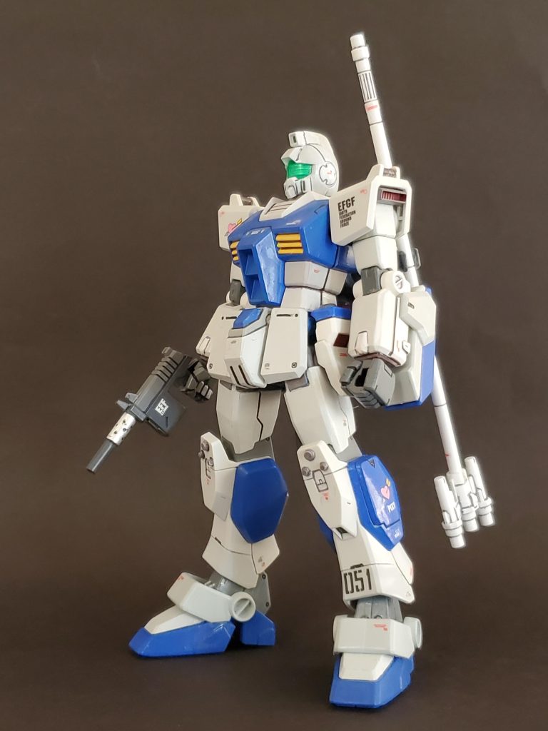 今回は我が家に眠るジャンク機体をフル活用して妄想ミキシング機体『ジム・ピクシー』を制作しました～😊🎶制作に使用した機体は全部でHGUC・BF 7種類❗①ガンダム……胴体胸部、腕(上)、アンクルガード②陸戦型ガンダム…脚部、肩③EZ-SR……腰部前掛け、バーニアパック④GP-01……腕(下)、腰脇スラスター⑤ジム砂II(WD)特典ジム頭…頭部⑥パワードジムカーディガン…ガトリング砲⑦ジムスナイパーIIK-9…マシンガン🔫※雑誌特典…ビームトライデントこれらを組み合わせ、成形色はマチマチなので当然筆塗り🖌️全塗装❗随所にスラスターを加えております😊🎶そして、最大の改修ポイントは肩の可動域とヘッド装着問題❕これに関しては下記にて😌🎵