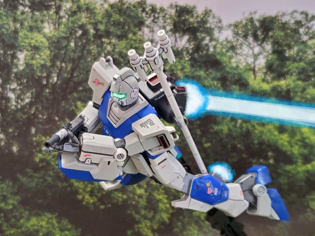 進行作戦の先鋒を務める第05小隊❕クライ大尉もジム・ピクシーを駆り出撃～🏃💨量産化が軌道に乗り、戦線に次々に供給される連邦軍MS『ジム』❗大量生産の傍ら、連邦地上軍はジム・スパルタン、ジム・ストライカーなど様々な派生機を生み出す❗RGM-79G-XX『ジム・ピクシー』もその一つである😔✨『ジム・ピクシー』は中破したガンダムピクシー２号機を回収し、それをベースに修復、改修されたワンオフ機である🎵近接特化と高機動性の血統を引き継いだピクシーの後継機体なのだ👊✨