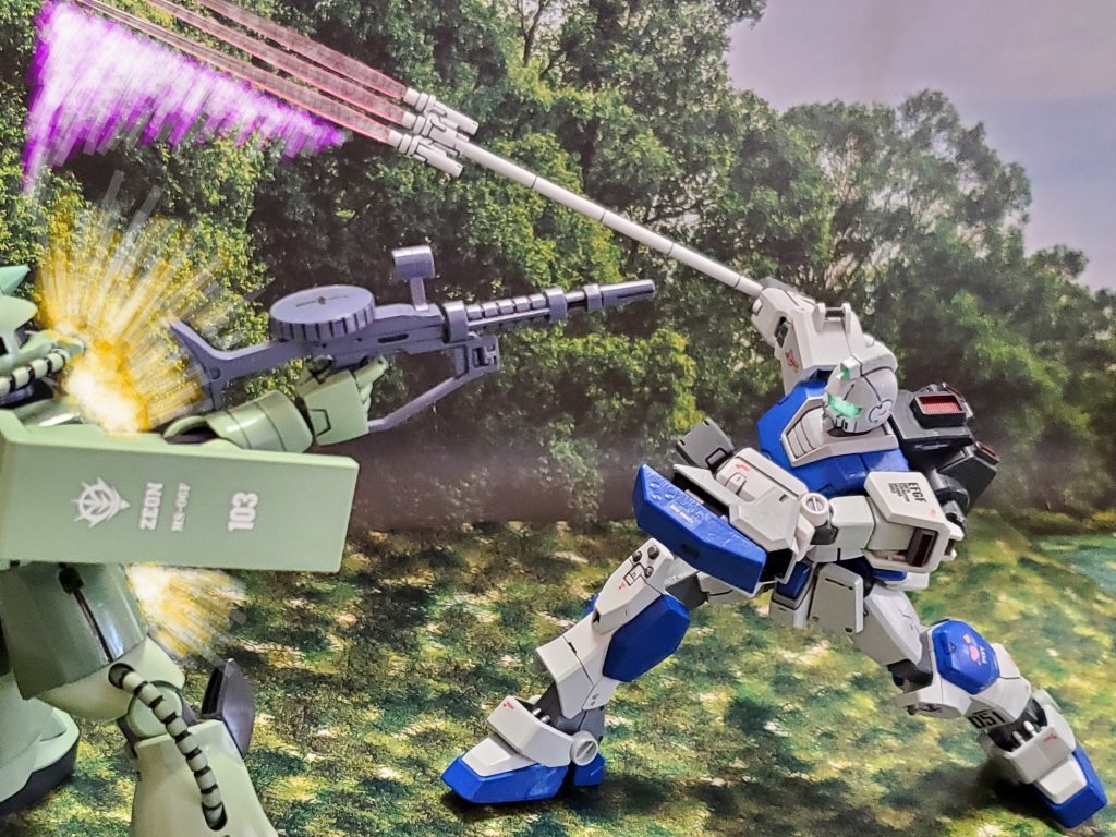 そして第３の武器❗開発部で試作された近接戦闘用装備『ビームトライデント』である🎵槍のように長く、先端には３基のビームサーベルユニットが取り付けられており、三股の刃を形成✨長いリーチと破壊力で近接戦闘における優位性を確保したのである😎🎶両断も貫通もヒットすれば一撃～👊✨