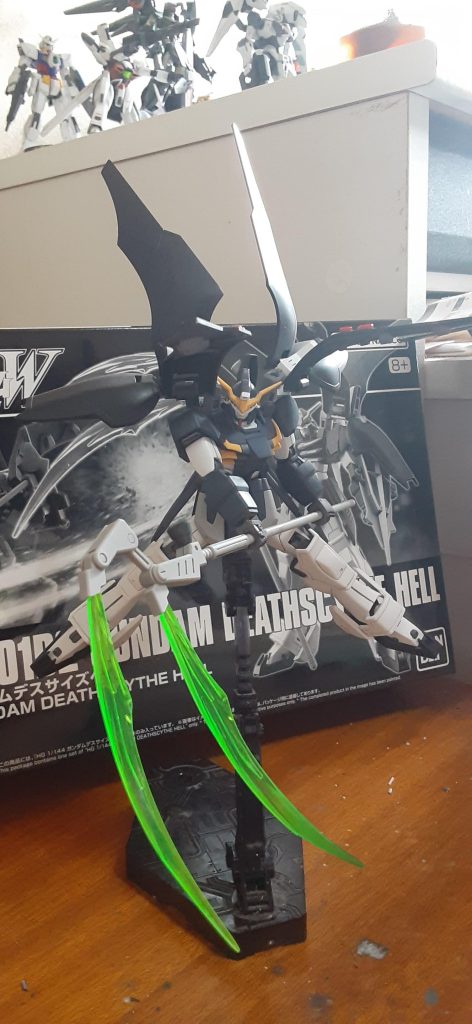 「切って切って切りまくる‼️」　普段あまりやりませんが、どうもビームエフェクトが丸っこいので回りだけシャープ化、紙ヤスリが1000番ぐらいしかないから全体的にはちょっと難しい(道具買えw)あとアクティブクロークの先端と爪先の尖り、アンテナをシャープ化。胸部のリブジャマーがカッコいい&エロい…最の高