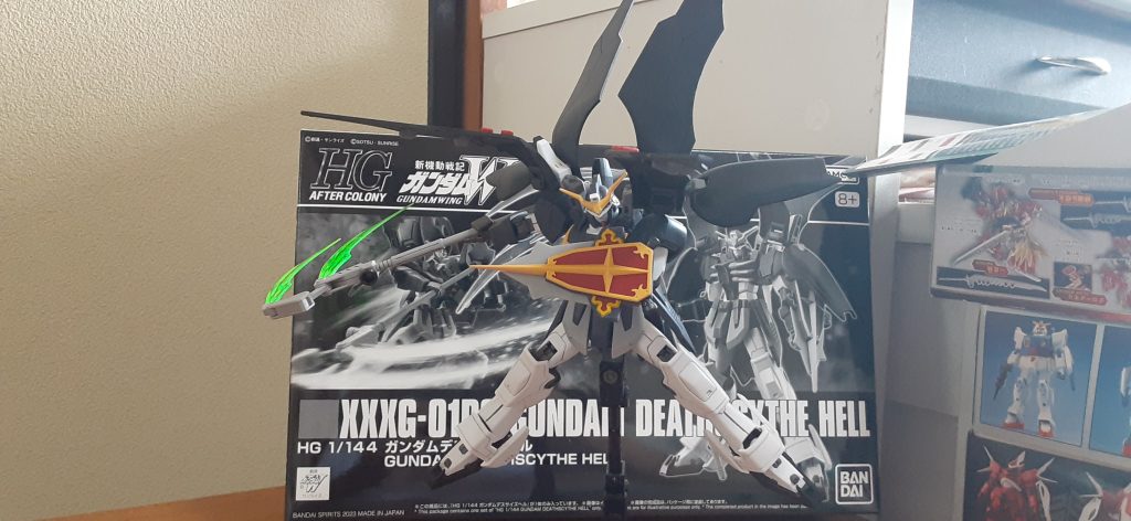 「どけどけ‼️死神様のお通りだ‼️」　合わせ目は前腕のほうは後はめ加工で、クリアランスが元々キツイからちょっと大変かもです。ふくらはぎは後はめは難しいので関節塗装してから普通に組んで接着です。この画像だと分かりにくいですが、大腿部に比べて二の腕がシンプルなのでバランス合わせに少し筋彫りしてます。