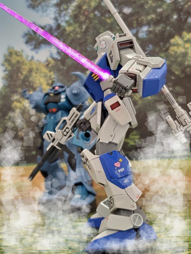 そして、破壊された機体から出る白煙が充満する森の中から１機の青いMSが悠然と接近💦ついに、クライ大尉の前に『青い虎』が姿を現したのであった……💫以上、私の妄想イメージによる陸戦高機動型MS『ジム・ピクシー』の活躍ぶりでした～🤩🎵