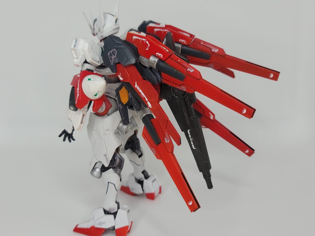 ルブルスのバックパックにファングパーツが取り付けられるように削ったこと、取り付け穴の目隠しにリボーンズの尻パーツを切って両側に取り付け後は胴延長とリボーンズのアンテナに当たるパーツをエアリアルの顔横に貼り付けています