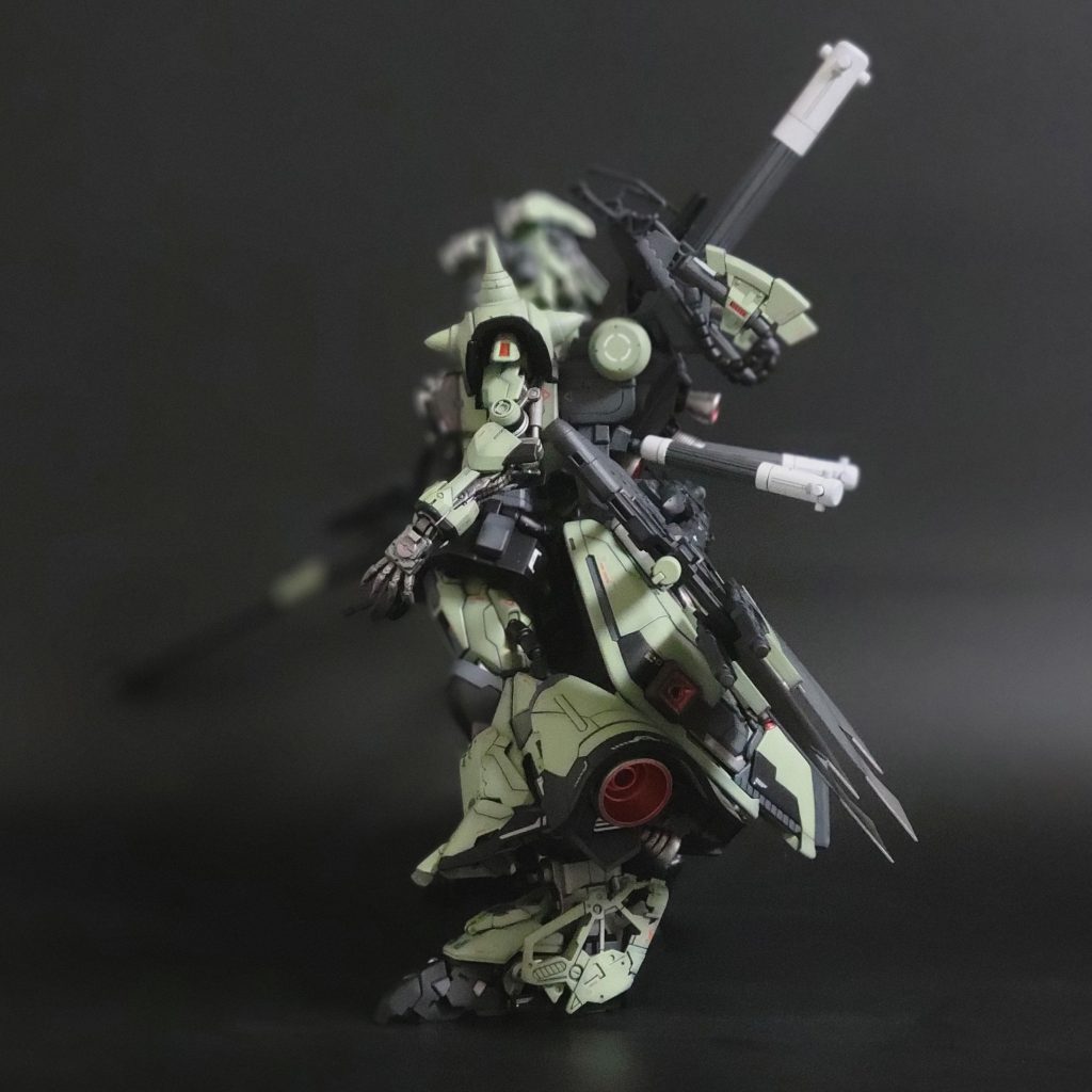 左側武装類や配置はザクⅣを意識しています。ライフル失ったらどうすんでしょう？この機体は
