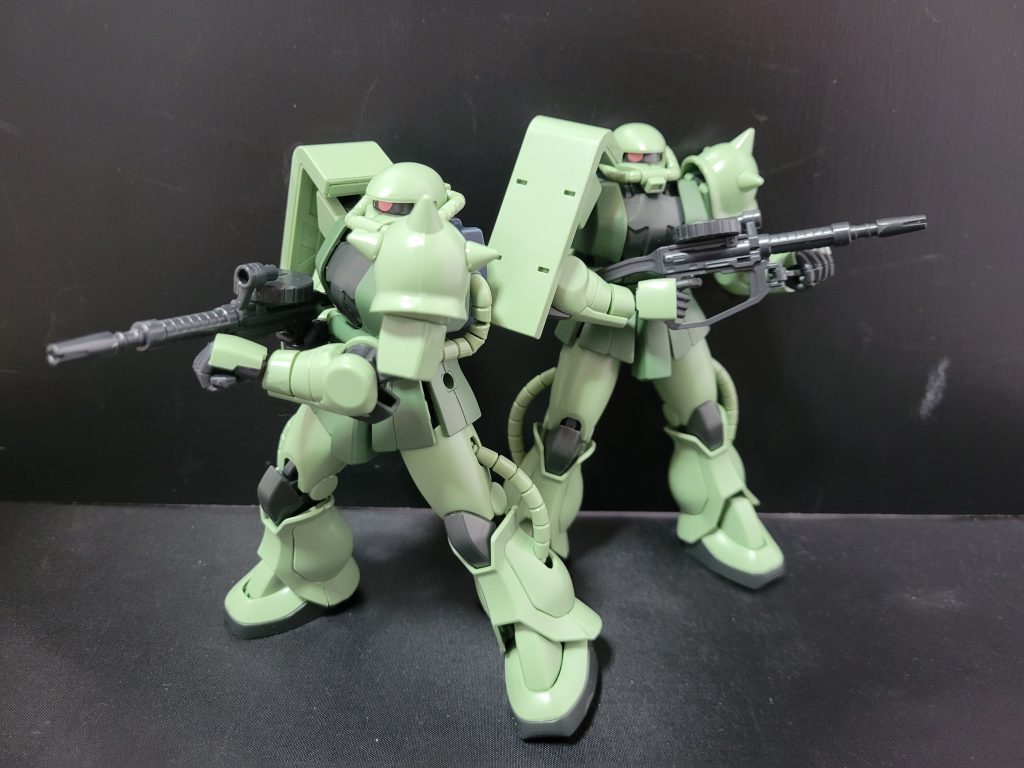 まずはザクマシンガン、ザクの代名詞ともいえる武器ですね。可動域の広さもあってしっかり構えれます。