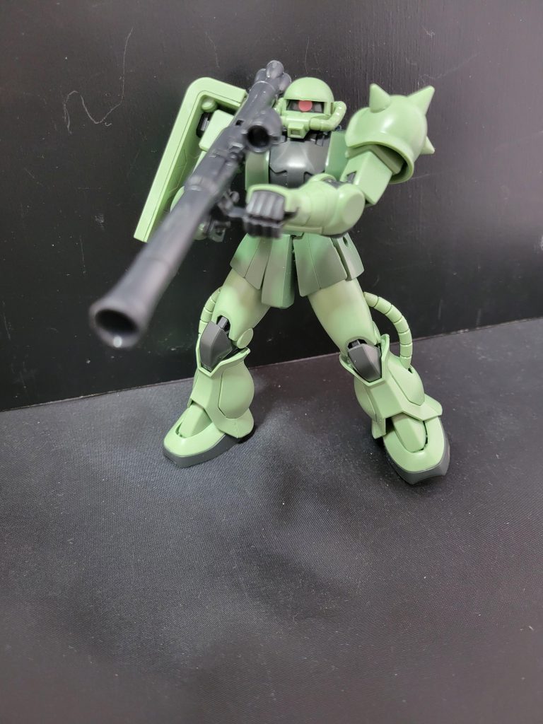 お次はザクバズーカ、こちらも有名ですね。グリップの部分が動くので、ザクの可動域も合わさり肩に担ぐのはすんなり出来ます。