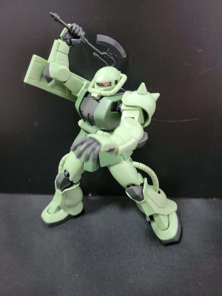 近接武器のヒートホーク、筋彫りが細かいです。黄色の塗装もいいですが、無塗装の無骨さも良きで悩みますなぁ。