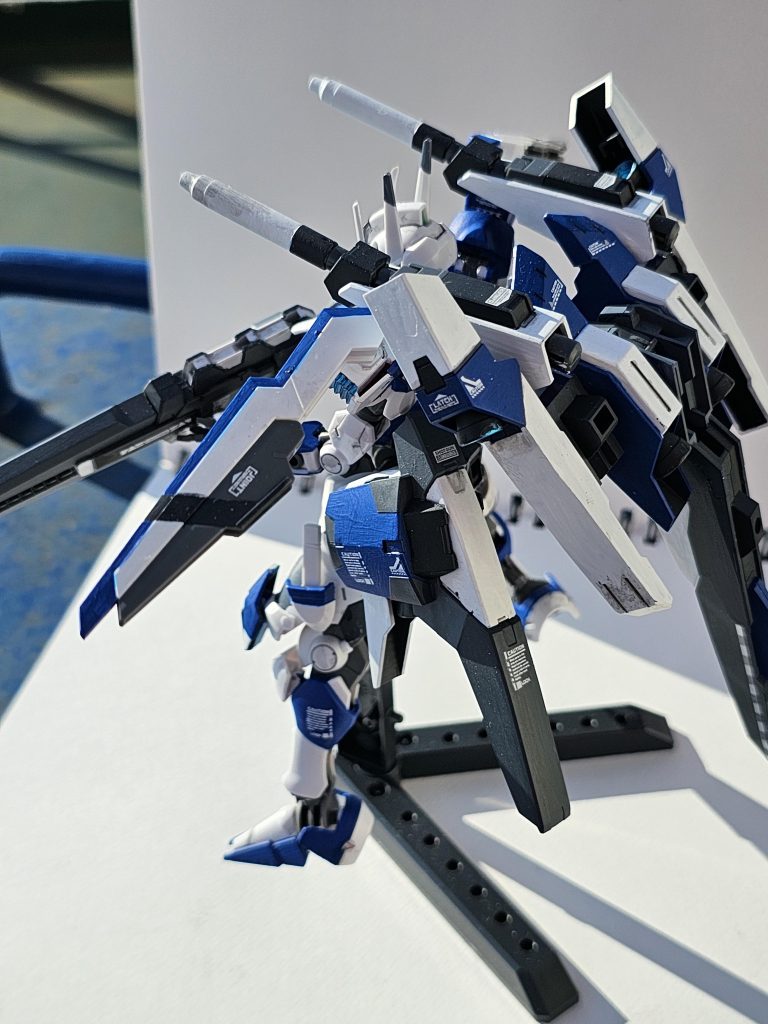 バックパックのビームキャノンは正面に展開可能であり、バックパックごとガンツヴァイに移植も可能。フィゼラー社のMS開発では他のMSとのパーツの共有化を重視しておりその恩恵を受けている。