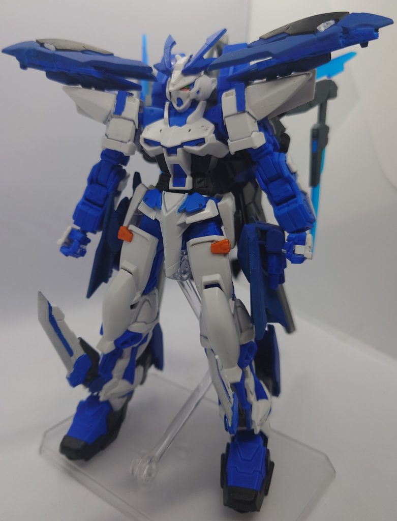 機体名：ガンダムアストレイBD型式番号：MBF—P01［ES02］ブルーフレームセカンドLをベースに青龍のコンセプトを取り入れてカスタムした機体。多数のビット兵器を装備しており、その組み合わせによって様々な戦術を展開可能。「BD」は「Blue Dragon（青龍）」と「Bit Dominater（ビットの支配者）」のダブルミーニングとなっている。