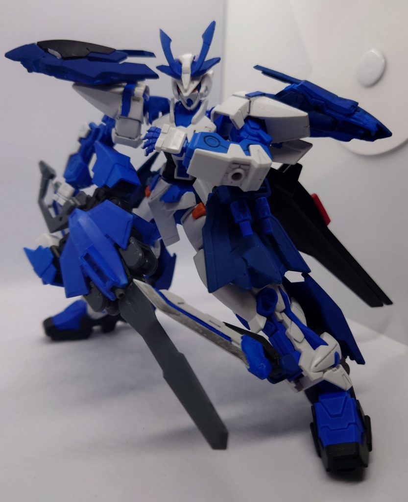 タクティカルアームズPF(プラットフォーム)セカンドLを象徴する武装であるタクティカルアームズをベースとした万能武器。各ビットと合体する際の基部となるが、単体でも使用可能で、普段はフライトモードとしてバックパックに装備されている。画像はソードモード。