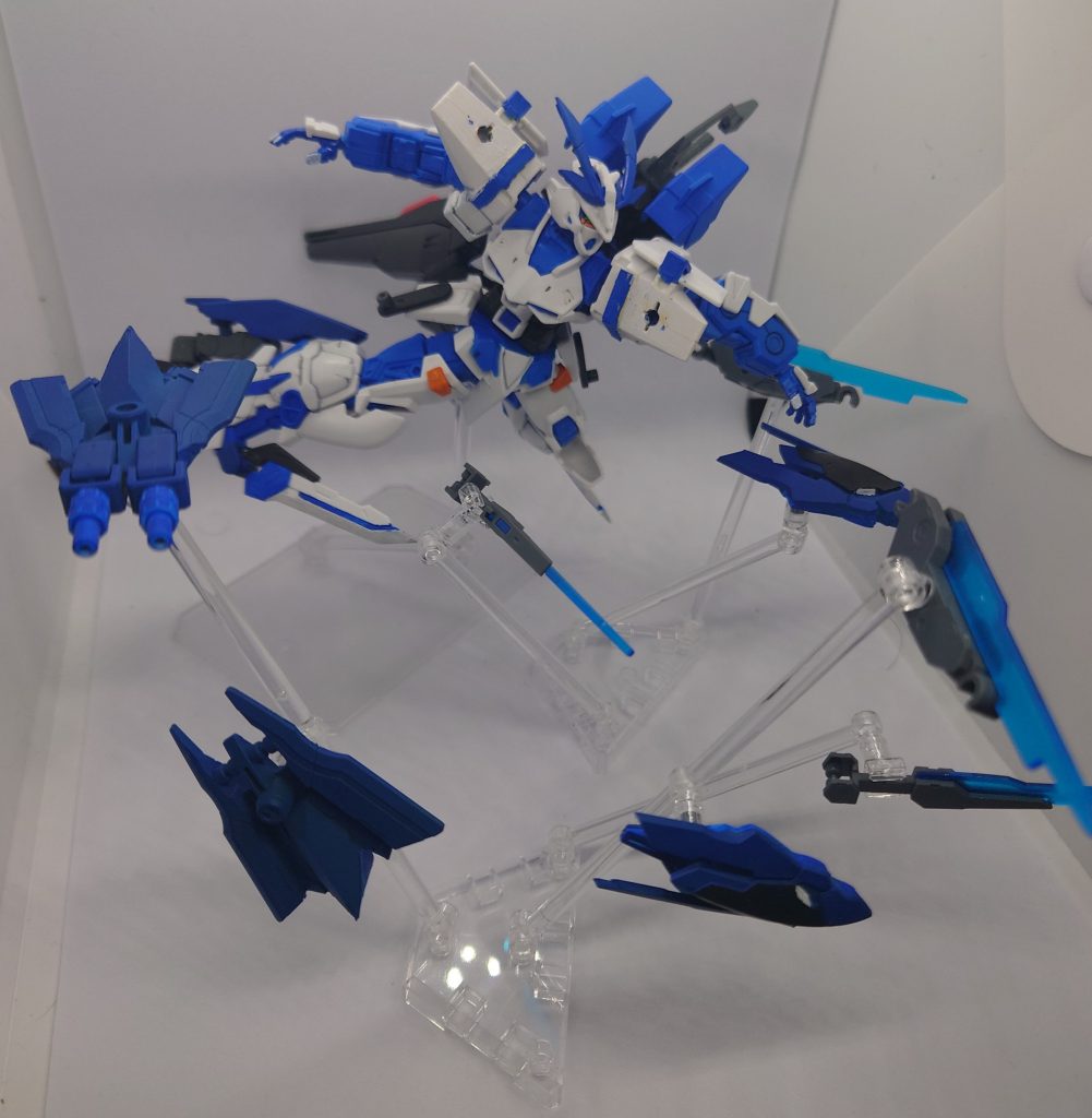 装備しているビットは計8機。それぞれ射撃、斬撃、索敵、防御と異なる役割を持っている。各ビットは本体や武器と合体することで攻撃性能を強化できる。