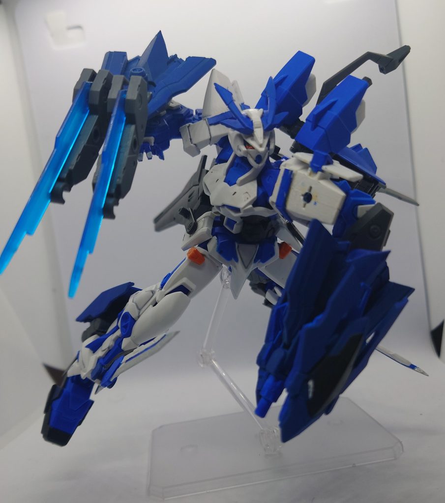 両腕部に装備することで大型クローやビーム刃を発生可能なガントレットにもなる。