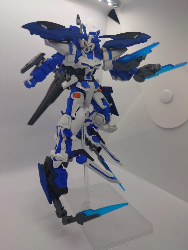 ファング内部に格納されているサブアームを展開し(実際はジョイントを取り付ける形ですが)、ビットを装備することで、脛のブレードと合わせたシザークロウとしての使い方も可能。