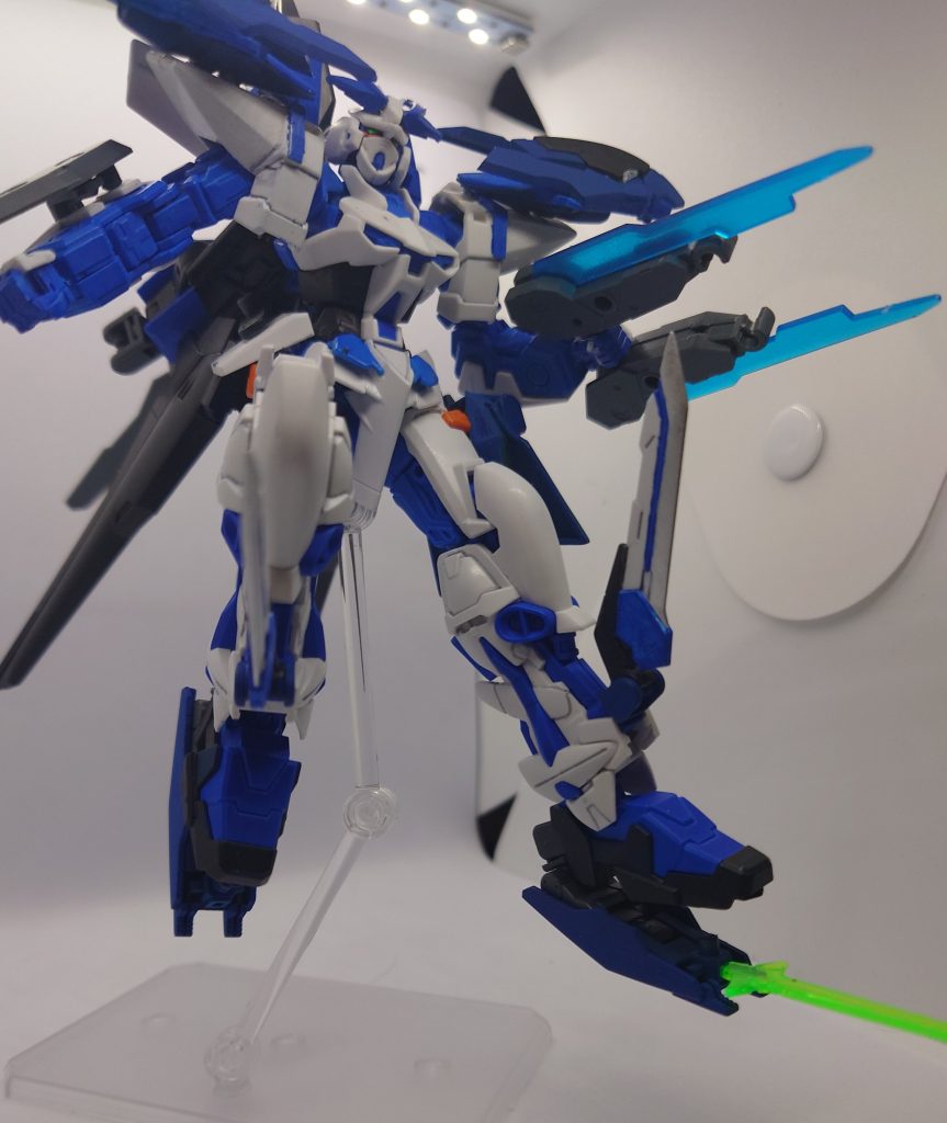 フットファング両脚の踵に仕込まれた武装。展開することで両足が敵を捕縛する牙になる。先端からはビーム刃を発生可能。