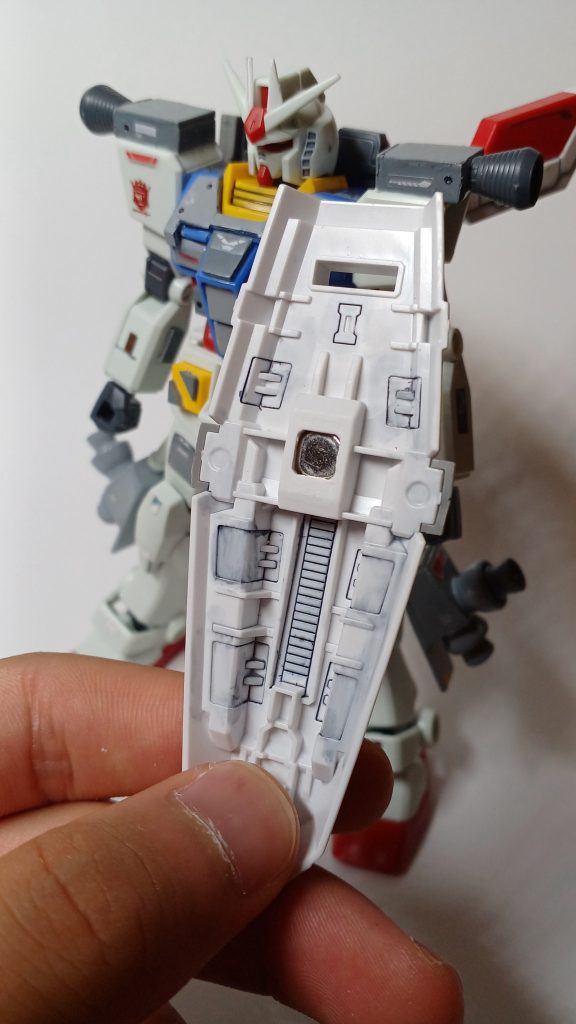 ネオジム磁石を腕とシールドに埋め込み脱着可能にしています。