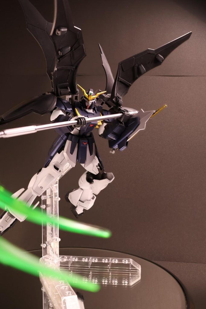 アクティブクロークを展開して箱絵参照ポーズ 胸部リブジャマーも付属のシール使用したマスキング塗装で塗り分けしています