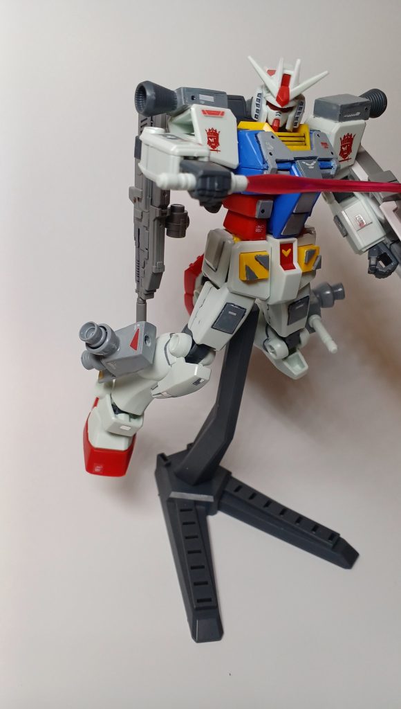 ブースターに接続されていて、取りやすい他、ビームサーベルがエネルギー切れを起こしたときに即座に接続し充電を可能にする。