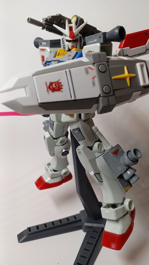 シールドや肩の装甲にビルドダイバーズのアヴァロンのマークが貼られています。(ということは?)