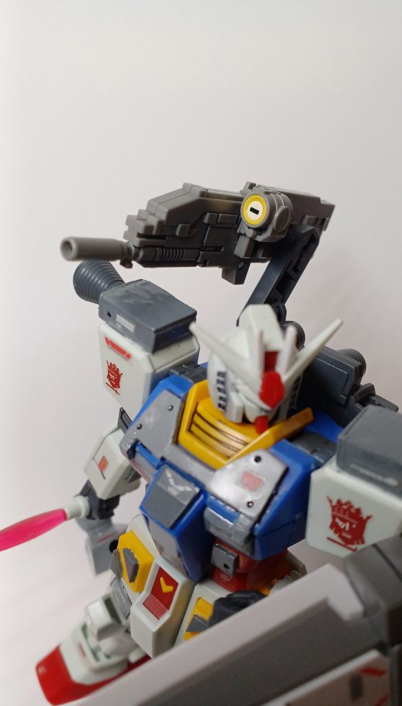 設定第二次有志連合戦後、新たにアヴァロンに加盟したプレイヤー、「ビャクヤ レイ」このプレイヤーは参加者2500人以上のGBNイベント「GBN EXバトルロワイヤル」で参加者半分以上を撃破という偉業を成し遂げ、1位に輝いたプレイヤーである。それを知ったプレイヤー達は「アムロの後継者」という異名で呼ぶようになった。機体名 型式番号FA78-1-BD フルアーマーガンダム カスタムこの機体はビャクヤ レイが幼少期に使っていたエントリーグレードのガンダムをベースに改造した機体である。装甲はプラ板で厚くなっているため、そう簡単に貫通できる武器は多くはない。BDはビルドダイバーの略である。