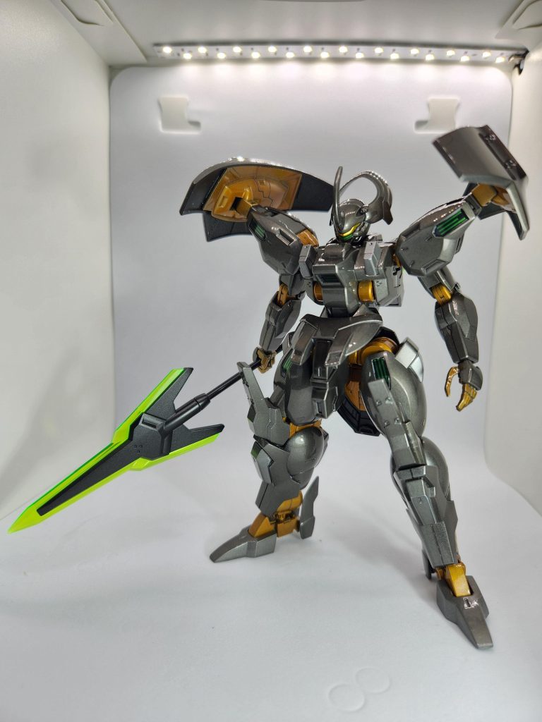 メイン外装には、黒下地、シルバー、の後、スモークグレー、クリア、を少しずつ重ねて塗装しました。フレーム部などは、黒下地、シルバー、クリアオレンジ、になっています。