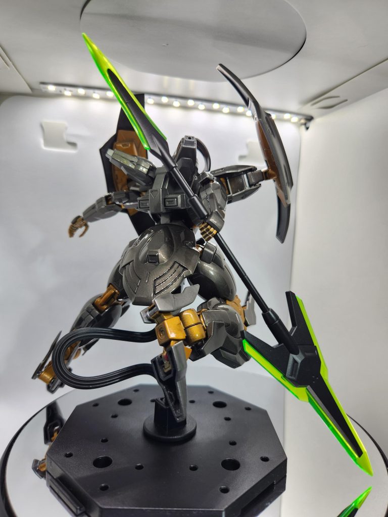 一枚目のバックショットです。撮影ボックスが小さすぎて、付属のスタンドを使ってないのは秘密ですよ。