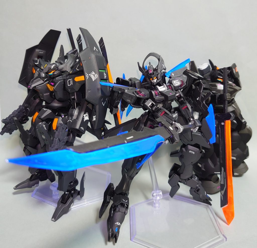 以上！ガンダム・シュヴェルジッツでした！いかがだったでしょうか？当初の予定では最終搭乗機はシュヴェルバルデの改修型の予定だったのですが、アニメでのシュバルゼッテの活躍を見てせっかくなら、と念願の自分用ガンダムを作ってみました。人間とＡＩを表す二対の目と腕、専用の刀とガンビットなど、ムラクモとSUSANO-Oのガンダムを趣味全開で表現してみました。機体名に【剣の居場所】を冠した通り、僕のジェターク寮への愛が伝わったでしょうか。これが最後のような流れにしてしまいましたがジェターク寮機体はあと４種類くらい考えていますので引き続くお付き合いください。次回　機動戦士ガンダム水星の魔女　フェルシー・ロロの楽しい職場体験お楽しみに冗談みたいなタイトルですが、本気でバリエーション機体を考えていますので、また見ていただけると嬉しいです。それでは最後まで閲覧ありがとうございました！