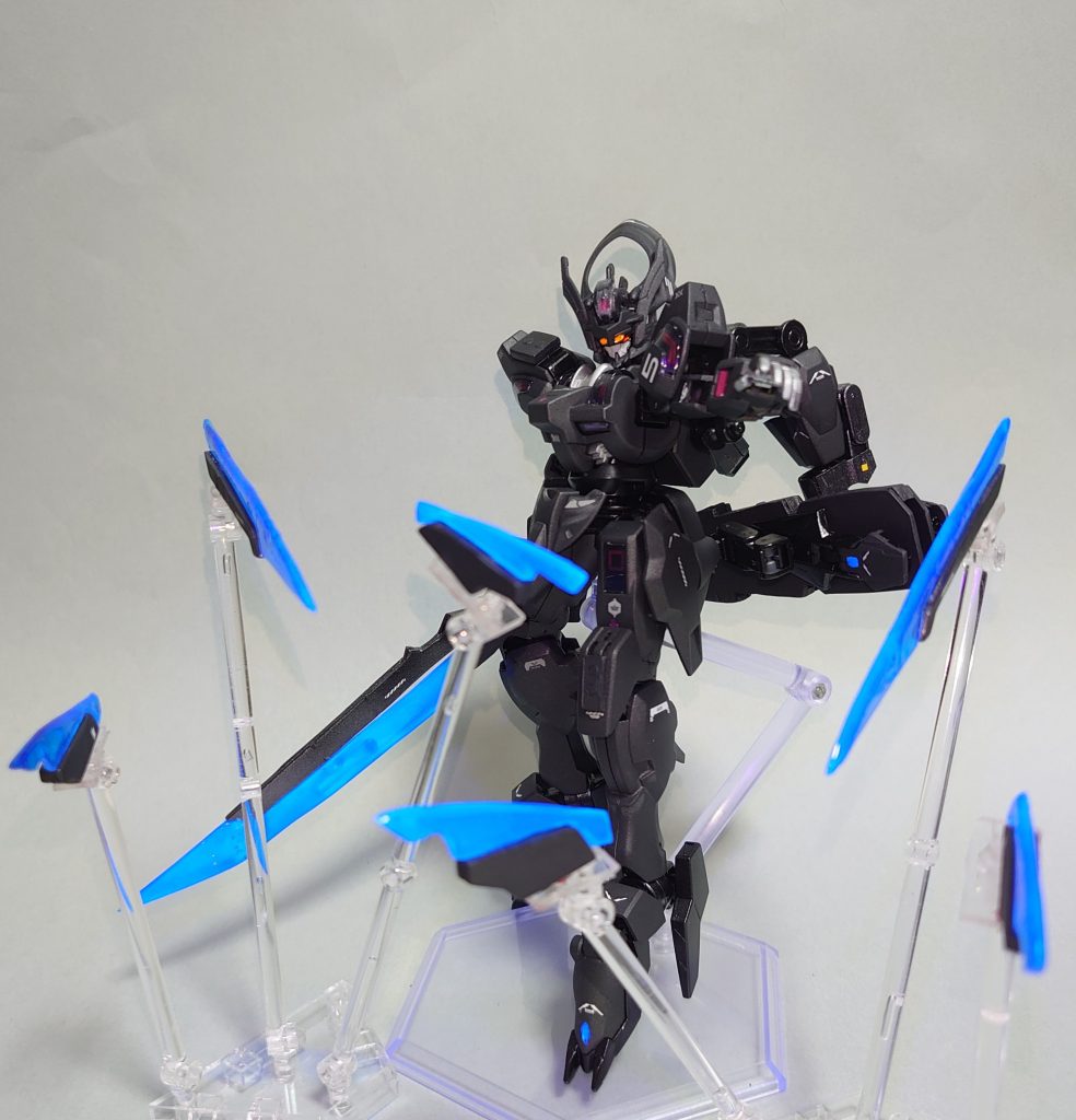 ・レーザーブレード本機の四肢と背中に装備された６基の刀剣型ガンビット。高周波ブレードの一種であり、刀身にエネルギーを流し、高速振動させることで熱と振動で対象を両断する。また電磁バリアの発生機能を備えており、防御にも使用可能。