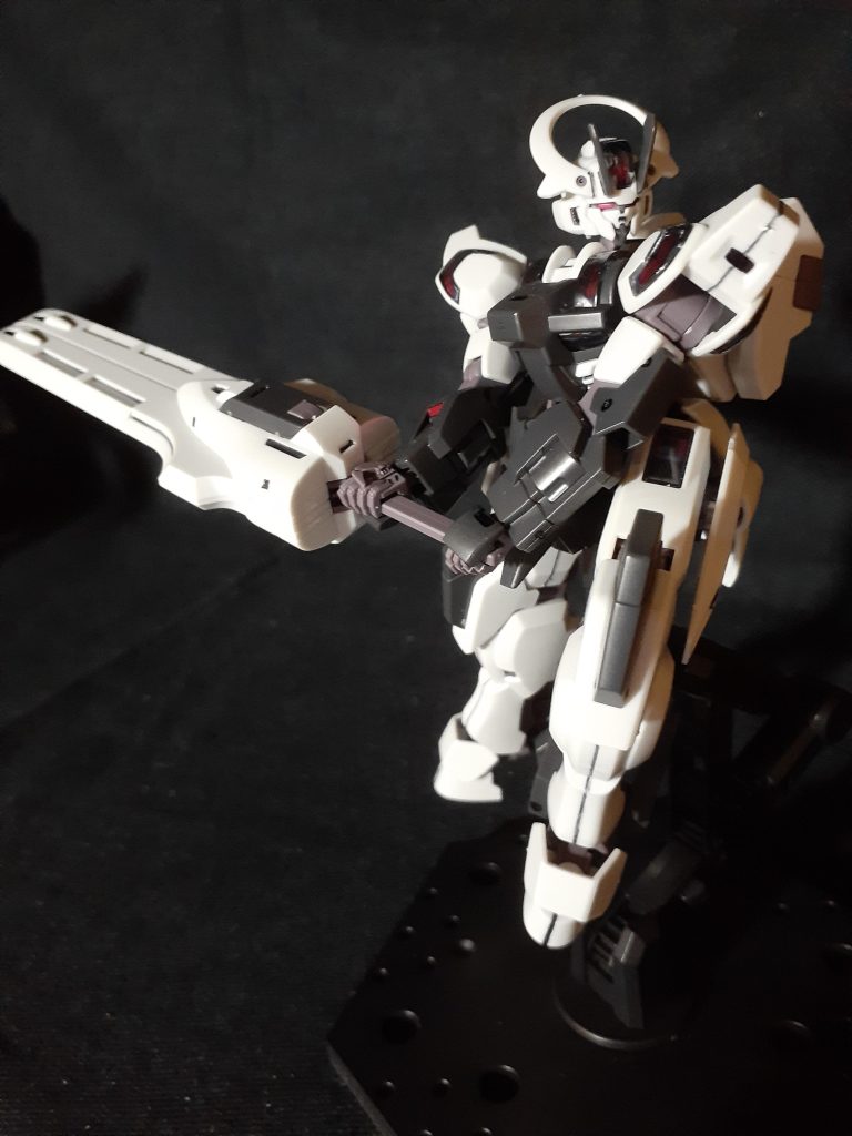 まずはガーディアンシースを構えた体勢です。片手持ちから両手持ちまで迫力のポーズが取れました。パッケージのような傾斜体勢も取れる点から、スタンドはアクションベース5がハマる気がしましたね。