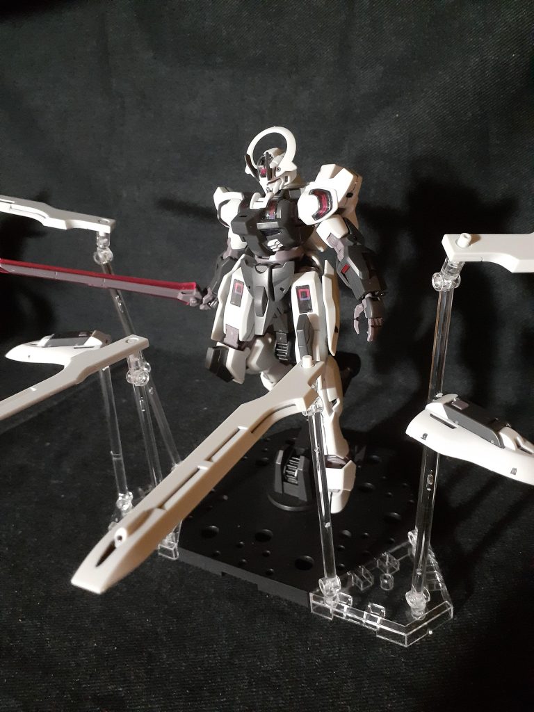 ウェポンベースを1つ使ってビットステイブを展開させてみました。他の機体と違って1セット使用で済むため、セッティングし易かったです。