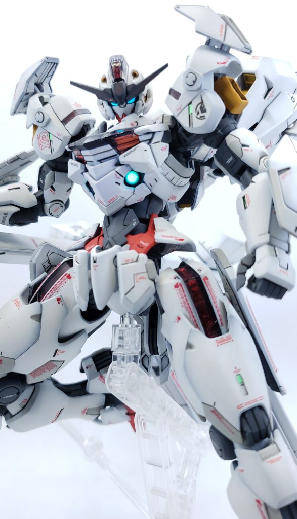 角アンテナカットし肩のスラスターとフロントスカートにそれっぽいジャンクパーツを流用。