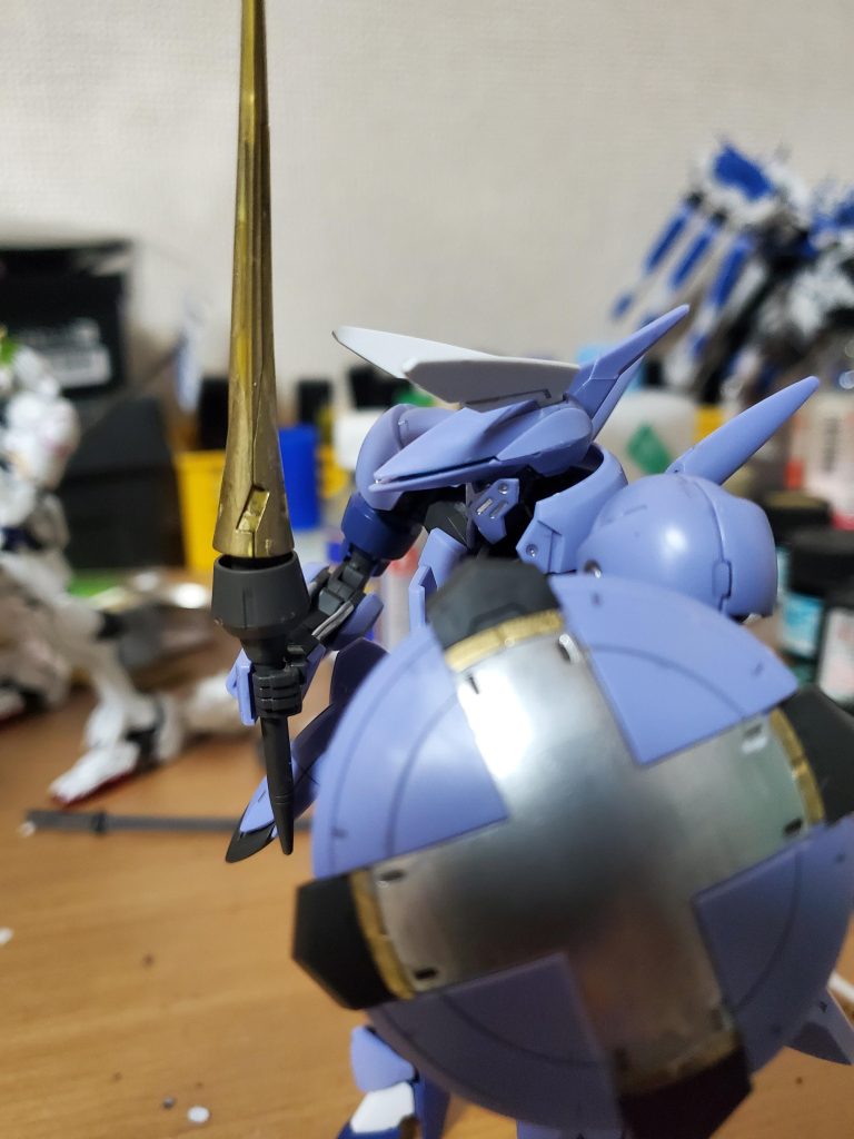 4アーティストマーカーのシルバーとゴールドを使用して部分塗装してみました塗装箇所シルバー    動力パイプ、シールド、円モールドゴールド   シールド、武器