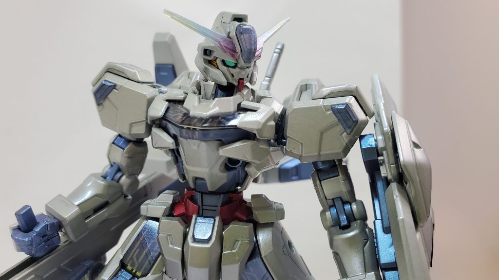 アップでの一枚。クリアパーツにも薄くマジョーラカラーを吹きかけているので、反射で青く見えるように。